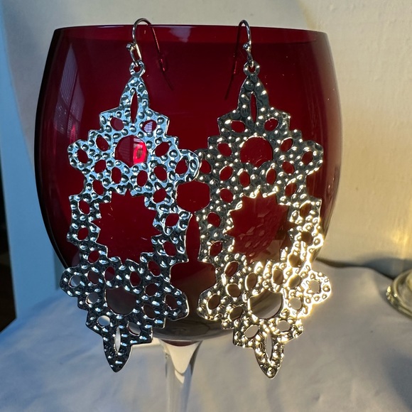 Unusual design hammered silvertone dangle earrings - Picture 1 of 5